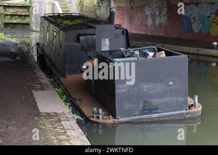 Harefield, Großbritannien. Februar 2024. Ein verlassener Lastkahn auf dem Grand Union Canal in Harefield. Kredit: Maureen McLean/Alamy Stockfoto