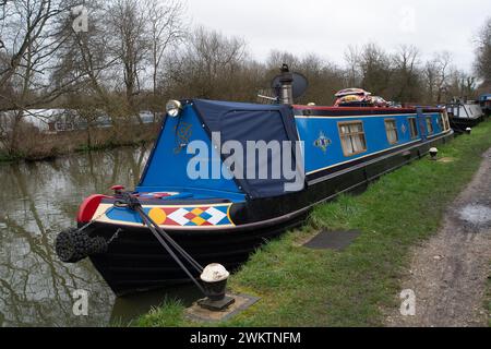 Harefield, Großbritannien. Februar 2024. Boote und Lastkähne auf dem Grand Union Canal in Harefield. Kredit: Maureen McLean/Alamy Stockfoto