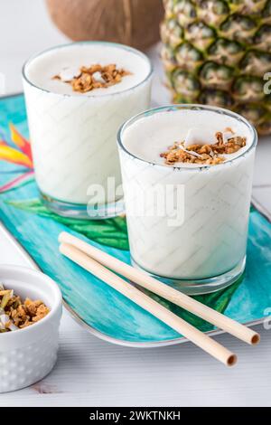 Ein Tablett mit frisch zubereiteten Ananas-Smoothies, bereit zum Trinken. Stockfoto