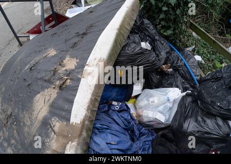 Harefield, Großbritannien. Februar 2024. Fliegenkippen und Müll links auf dem Bürgersteig neben dem Grand Union Canal in Harefield. Kredit: Maureen McLean/Alamy Stockfoto