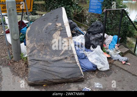 Harefield, Großbritannien. Februar 2024. Fliegenkippen und Müll links auf dem Bürgersteig neben dem Grand Union Canal in Harefield. Kredit: Maureen McLean/Alamy Stockfoto