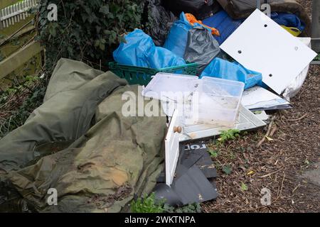 Harefield, Großbritannien. Februar 2024. Fliegenkippen und Müll links auf dem Bürgersteig neben dem Grand Union Canal in Harefield. Kredit: Maureen McLean/Alamy Stockfoto