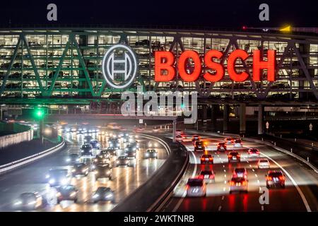 Autobahn A8 am Flughafen Stuttgart mit Bosch-Parkhaus. Die 440 Meter lange Konstruktion bietet 4200 Fahrzeuge Platz. Bosch hat die Namensrechte, der stilisierte Zündanker misst 12 Meter im Durchmesser. Damit ist es eine der größten Leuchtreklamen der Welt. // 04.05.2024: Stuttgart, Baden-Württemberg, Deutschland. *** Autobahn A8 am Flughafen Stuttgart mit Bosch-Parkhaus der 440 Meter lange Baukörper bietet Platz für 4.200 Fahrzeuge Bosch hat die Namensrechte, der stilisierte Zündanker misst 12 Meter Durchmesser und ist damit eines der größten Leuchtschilder der Welt Stockfoto