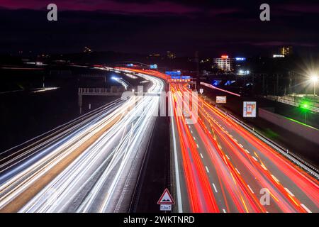 Autobahn A8 bei Stuttgart. Nachtaufnahme mit Lichtspuren. // 04.05.2024: Stuttgart, Baden-Württemberg, Deutschland. *** Autobahn A8 bei Stuttgart Nachtaufnahme mit Lichtspuren 04 05 2024 Stuttgart, Baden Württemberg, Deutschland Stockfoto