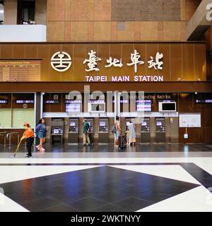 Automatische Ticketautomaten in der Haupthalle am Taipei Hauptbahnhof in Taiwan; ATVM und Kunden, Reisende, Touristen, Kustodianer. Stockfoto