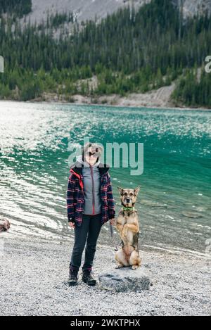 Mädchen mit ihrem Hund im Nationalpark. Hochwertige Fotos Stockfoto