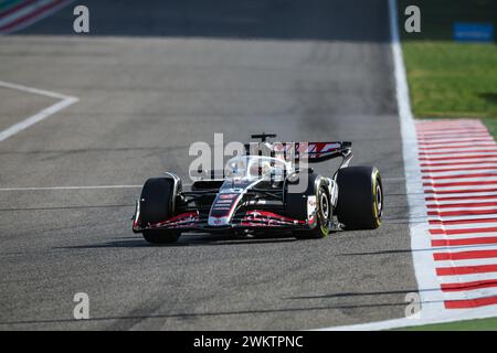 Sakhir, Bahrain. Februar 2024. 20 MAGNUSSEN Kevin (den), Haas F1 Team VF-24 Ferrari, Action während der Formel 1 Aramco Vorsaisontests 2024 der FIA Formel 1 Weltmeisterschaft 2024 vom 21. Bis 23. Februar 2024 auf dem Bahrain International Circuit in Sakhir, Bahrain – Foto Florent Gooden/DPPI F1 Vorsaisontests in Bahrain auf dem Bahrain International Circuit am 22. Februar 2024 in Sakhir, Bahrain. (Foto von HOCH ZWEI) Credit: dpa/Alamy Live News Stockfoto