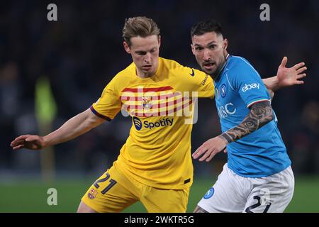 Neapel, Italien. Februar 2024. Matteo Politano vom SSC Neapel und Frankie de Jong vom FC Barcelona während des Spiels der UEFA Champions League im Stadio Diego Armando Maradona, Neapel. Der Bildnachweis sollte lauten: Jonathan Moscrop/Sportimage Credit: Sportimage Ltd/Alamy Live News Stockfoto