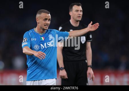 Neapel, Italien. Februar 2024. Stanislav Lobotka vom SSC Napoli reagiert, als der deutsche Schiedsrichter Felix Zwayer beim UEFA Champions League-Spiel im Stadio Diego Armando Maradona in Neapel zusieht. Der Bildnachweis sollte lauten: Jonathan Moscrop/Sportimage Credit: Sportimage Ltd/Alamy Live News Stockfoto