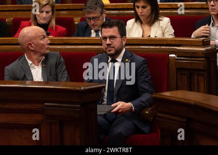 22. Februar 2024 Barcelona, Spanien Politik Barcelona-Debatte über den Klimawandel im katalanischen Parlament. Debatte im katalanischen Parlament über Klimawandel und Dürre, eine der wichtigsten Debatten der Legislaturperiode aufgrund der schweren Dürre in Katalonien. Oppositionsgruppen forderten eine schnellere Durchführung von Projekten zur Wasserentsalzung sowie von Maßnahmen zur Bekämpfung des Klimawandels. Die Vox-Fraktion hat den Klimawandel verneint und sogar gesagt, dass der Anstieg um eineinhalb Grad gut für den Tourismus in Spanien ist. Debatte en el parlament de Catalunya Erlebe el cambio clim‡tic Stockfoto