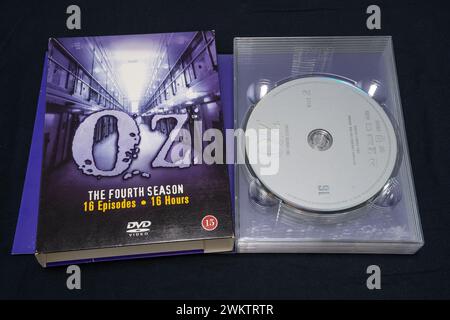 OZ TV Show, 4. Staffel DVD auf dunkler Oberfläche. Lahti, Finnland. 30. Dezember 2023. Stockfoto