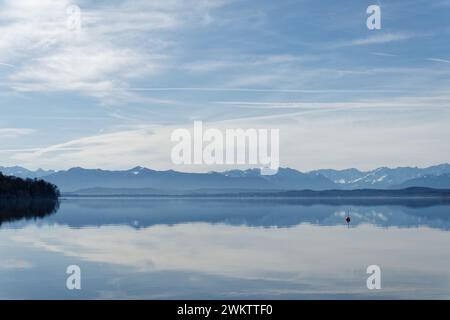 Eindruck des starnberger Sees mit blau leuchtendem Licht am Morgen, im Winter Stockfoto