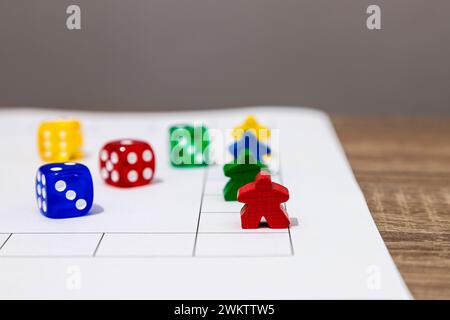 Strategiespiele mit bunten Spielmarken und Würfeln bereit zum Spielen. Stockfoto