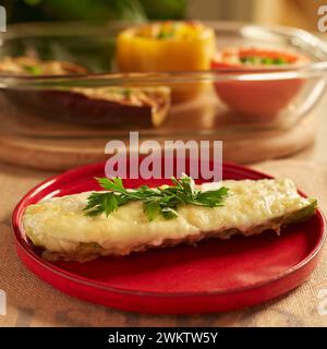 Eine Zucchini gefüllt mit Käse und Gewürzen Stockfoto