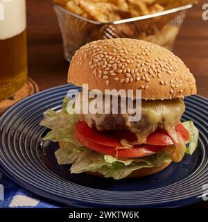Ein hausgemachter Burger serviert mit Pommes frites Stockfoto