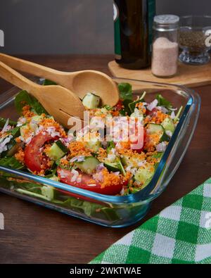 Frischer Tomaten-, Gurken-, Karotten- und Zwiebelsalat in einer Schüssel Stockfoto