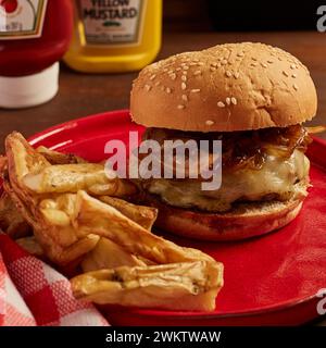 Ein hausgemachter Burger serviert mit Pommes frites Stockfoto