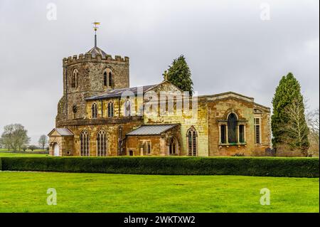 Ein Blick auf die All Saints Kirche aus dem 18. Jahrhundert in Lamport, Northamptonshire, Großbritannien an einem Wintertag Stockfoto