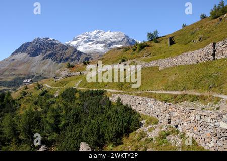 Malerische und majestätische Oberengadiner Gebirgslandschaft auf dem Bernina Hospitz im Engadin. Herrliche und magische Bergregion Oberengadin in Stockfoto