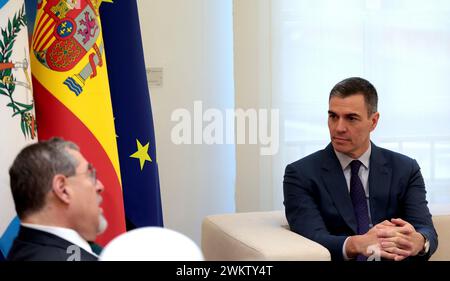 Madrid, Spanien. Februar 2024. Madrid Spanien; 02.22.2024.- Präsident Pedro Sánchez empfängt den Präsidenten Guatemalas, Bernardo Arévalo, im Rahmen seiner ersten offiziellen Reise, die mit dem 160. Jahrestag der Aufnahme diplomatischer Beziehungen zwischen den beiden Ländern zusammenfällt. Vermerk: Juan Carlos Rojas/dpa/Alamy Live News Stockfoto