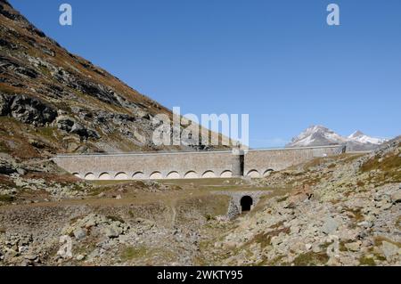 Saubere Wasserenergie für Elektrizität: Die Staumauer des Lago Bianco auf dem Bernina Hospitz. Damm vom Lago Bianco auf Bernina Hospitz, der Clea liefert Stockfoto