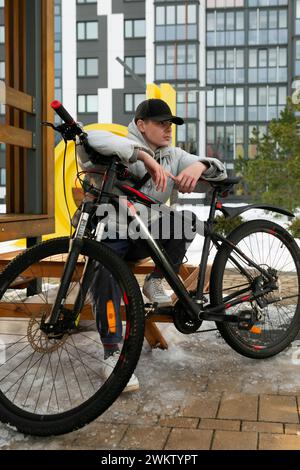 Fahrradverleih-Konzept. Ein Mann läuft mit dem Fahrrad bei sonnigem Wetter Stockfoto