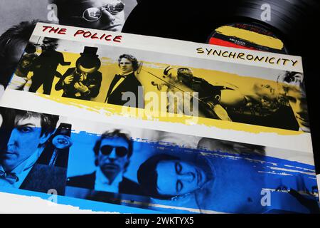 Viersen, Deutschland - 9. Januar. 2024: Close-up der britischen Band The Police Vinyl-Album-Cover-Synchronicity von 1983 Stockfoto