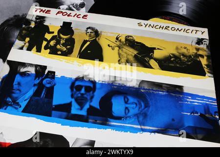Viersen, Deutschland - 9. Januar. 2024: Close-up der britischen Band The Police Vinyl-Album-Cover-Synchronicity von 1983 Stockfoto