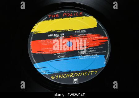Viersen, Deutschland - 9. Januar. 2024: Close-up der britischen Band The Police Vinyl Album-Label Synchronicity von 1983 Stockfoto
