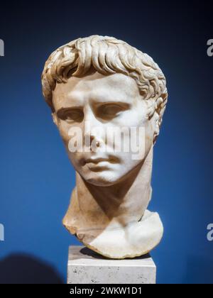 Augustus-Porträt - 27-20 v. Chr., griechischer Inselmarmor - Augustus wird nach einer neuen Vorstellung des Herrschaftsbildes dargestellt, wobei die klassischen Formen der griechischen Kunst seine Autorität repräsentieren. Das Modell, bekannt als „Haupttyp“, wurde vermutlich zwischen 27 v. Chr., als Oktavian Augustus hieß, und 20 v. Chr. hergestellt. - Museo Centrale Montemartini, Rom, Italien Stockfoto