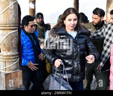 Srinagar, Indien. Februar 2024. SRINAGAR, INDIEN - 22. FEBRUAR: Die ehemalige Cricketerin Sachin Tendulkar mit ihrer Frau Anjali Tendulkar wird am 22. Februar 2024 in Srinagar, Indien, am Ufer des Dal Lake gesehen. (Foto: Waseem Andrabi/Hindustan Times/SIPA USA) Credit: SIPA USA/Alamy Live News Stockfoto