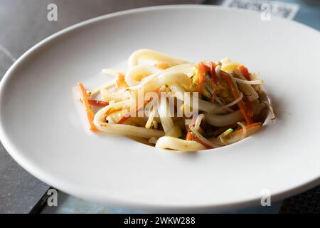 Gebratene Yaki Udon-Nudeln mit Garnelen, Meeresfrüchten, Gemüse und Sojasauce. Japanisches Essen. Stockfoto