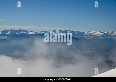 Wunderschöne Aussicht vom Berg Baranec in der westlichen Tatra bis zur Niederen Tatra (Chopok) Winterwetter, viel Schnee. Stockfoto