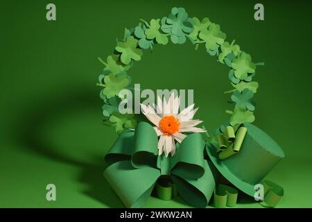 St. Patrick's Day Hintergrund mit Schamrock, Kleeblättern und Gänseblümchen Stockfoto