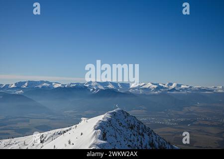 Wunderschöne Aussicht vom Berg Baranec in der westlichen Tatra bis zur Niederen Tatra (Chopok) Winterwetter, viel Schnee. Stockfoto