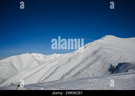 Winterwandern auf den Gipfel in der westlichen Tatra Baranec, schönes Winterwetter und viel Schnee. Stockfoto