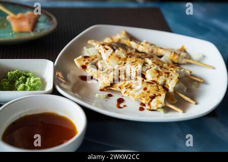 Teriyaki Hähnchenspieße auf Teller auf linker Sojasauce und Wasabi-Sauce Stockfoto