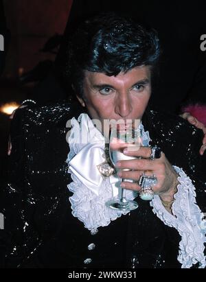 Liberace nahm an der Eröffnungsfeier im Trump Tower Teil, um sein 17-tägiges Radio City Music Hall Engagement in New York City zu feiern. April 1985 Credit: Walter McBride/MediaPunch Stockfoto