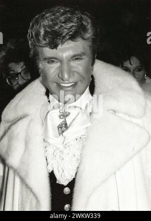 Liberace nahm an der Eröffnungsfeier im Trump Tower Teil, um sein 17-tägiges Radio City Music Hall Engagement in New York City zu feiern. April 1985 Credit: Walter McBride/MediaPunch Stockfoto