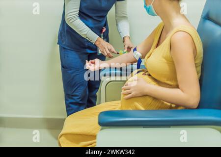 Eine schwangere Frau wird einem Bluttest unterzogen, ein entscheidender Schritt, um das Wohlbefinden sowohl ihrer selbst als auch ihres sich entwickelnden Babys während der Entbindungsreise zu gewährleisten Stockfoto