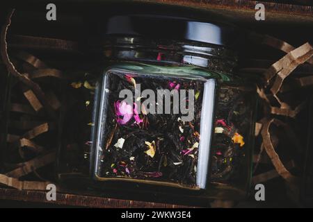 Schwarzer Tee mit Blumenmuster ist im Glas verpackt Stockfoto