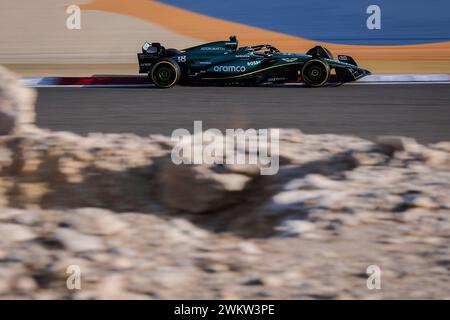 Sakhir, Bahrain. Februar 2024. 18 WALK Lance (CAN), Aston Martin F1 Team AMR24, Action während der Formel 1 Aramco Vorsaisontests 2024 der FIA Formel 1 Weltmeisterschaft 2024 vom 21. Bis 23. Februar 2024 auf dem Bahrain International Circuit in Sakhir, Bahrain – Foto DPPI F1 Vorsaison-Tests in Bahrain auf dem Bahrain International Circuit am 22. Februar 2024 in Sakhir, Bahrain. (Foto von HOCH ZWEI) Credit: dpa/Alamy Live News Stockfoto