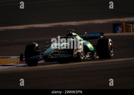 Sakhir, Bahrain. Februar 2024. 18 WALK Lance (CAN), Aston Martin F1 Team AMR24, Action während der Formel 1 Aramco Vorsaisontests 2024 der FIA Formel 1 Weltmeisterschaft 2024 vom 21. Bis 23. Februar 2024 auf dem Bahrain International Circuit in Sakhir, Bahrain – Foto DPPI F1 Vorsaison-Tests in Bahrain auf dem Bahrain International Circuit am 22. Februar 2024 in Sakhir, Bahrain. (Foto von HOCH ZWEI) Credit: dpa/Alamy Live News Stockfoto