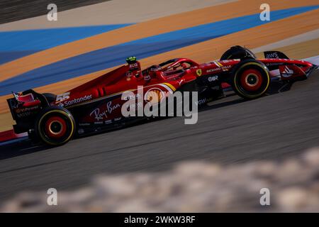 Sakhir, Bahrain. Februar 2024. 55 SAINZ Carlos (Spa), Scuderia Ferrari SF-24, Aktion während der Formel 1 Aramco Vorsaisontests 2024 der FIA Formel 1 Weltmeisterschaft 2024 vom 21. Bis 23. Februar 2024 auf dem Bahrain International Circuit in Sakhir, Bahrain – Foto DPPI F1 Vorsaison-Tests in Bahrain auf dem Bahrain International Circuit am 22. Februar 2024 in Sakhir, Bahrain. (Foto von HOCH ZWEI) Credit: dpa/Alamy Live News Stockfoto