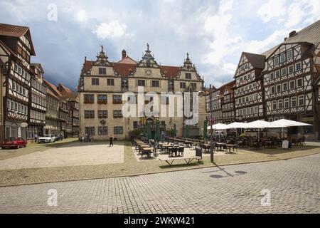 Deutschland, Niedersachsen, Hannoversch Münden - 28. Juli 2023: Das Rathaus ist eines der bedeutendsten Gebäude der Weserrenaissance. Stockfoto