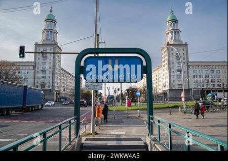 22.11.2023, Berlin, Deutschland, Europa - Zugang zur U-Bahn-Station Frankfurter Tor an der Kreuzung Frankfurter Allee. Stockfoto
