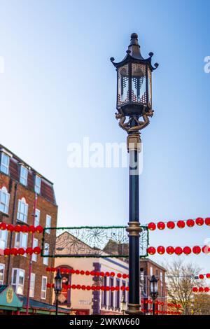 Liverpool, UK 12. Februar 2024: Ein Lampfahl in Chinatown, Liverpool, mit chinesischen Laternen im Hintergrund, die das chinesische Neujahr feiern. Stockfoto