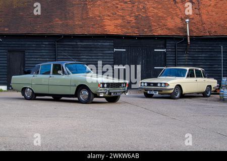 Rivalen der britischen Sportlimousine aus den 1970er Jahren – der 1978 Rover 2200TC und der 1977 Triumph 2500S Stockfoto