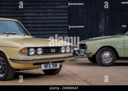 Rivalen der britischen Sportlimousine aus den 1970er Jahren – der 1978 Rover 2200TC und der 1977 Triumph 2500S Stockfoto