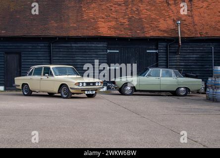 Rivalen der britischen Sportlimousine aus den 1970er Jahren – der 1978 Rover 2200TC und der 1977 Triumph 2500S Stockfoto